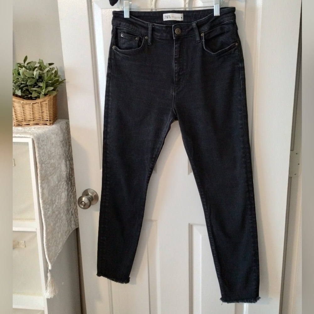 Zara - skinny - stretch - cropped -cut off- Black Denim Jeans